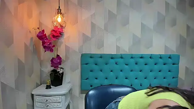 LindaBreeS online show from April 4, 1:32 pm