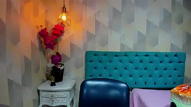 LindaBreeS online show from April 11, 4:10 pm