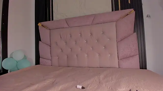 laurem-paulette online show from February 14, 8:11 pm