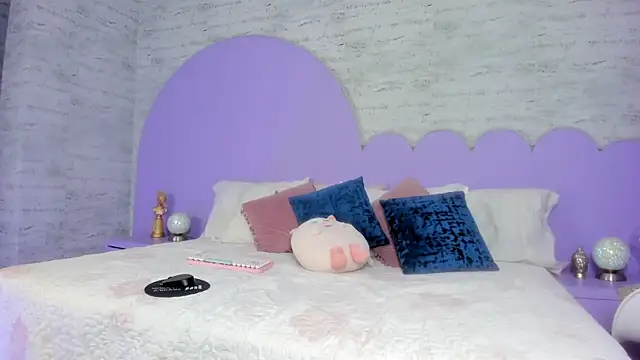 Giaa Ross online show from November 18, 7:59 pm