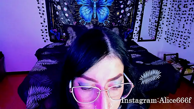 Snapshot of alice_666f chatting on October 6, 4:45 pm alice 666f online show from October 6, 4:45 pm