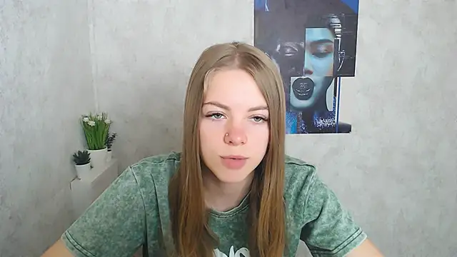 Snapshot of AliceFlirtt_ chatting on September 13, 8:33 am AliceFlirtt online show from September 13, 8:33 am