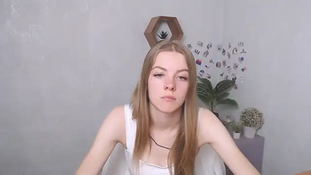 Snapshot of AliceFlirtt_ chatting on September 11, 9:31 am AliceFlirtt online show from September 11, 9:31 am