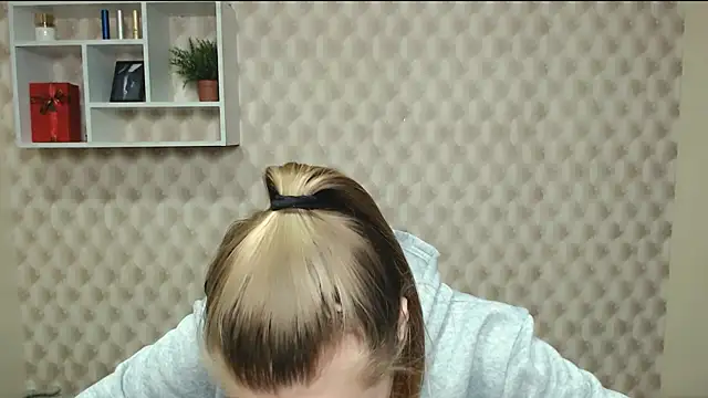 Snapshot of AliceFlirtt_ chatting on October 16, 8:17 am AliceFlirtt online show from October 16, 8:17 am