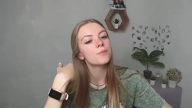Snapshot of AliceFlirtt_ chatting on September 29, 12:32 pm AliceFlirtt online show from September 29, 12:32 pm
