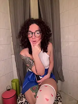 Strawberry queens online show from February 13, 6:20 pm