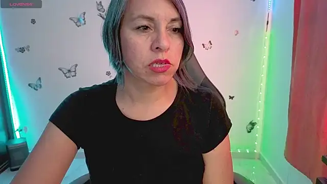 Lady breaks hearts online show from July 28, 7:39 pm