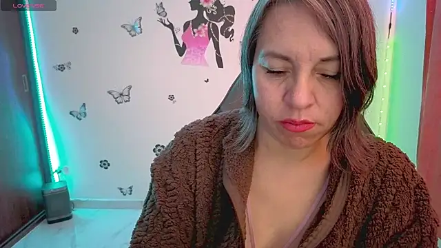 Lady breaks hearts online show from July 28, 1:10 pm