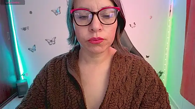Lady breaks hearts online show from July 28, 4:39 pm