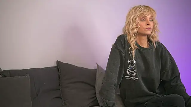 Snapshot of BritneyHudson chatting on October 15, 3:53 am BritneyHudson online show from October 15, 3:53 am