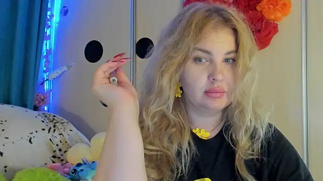 CoraSwon online show from September 13, 10:51 pm