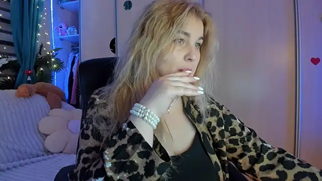 CoraSwon online show from February 4, 3:04 pm