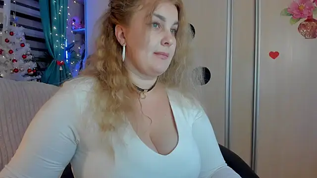 CoraSwon online show from December 20, 6:56 pm