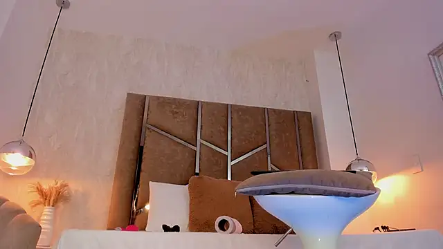 Martinaa Jones  online show from March 10, 1:04 pm