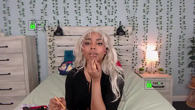 RobynKnight online show from February 6, 5:00 am