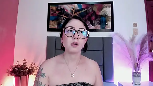 Emilywatsonn online show from April 9, 6:19 am