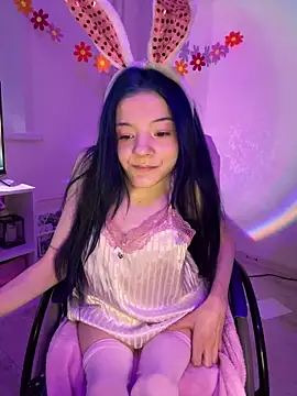 MiniSophiaa online show from April 4, 8:24 am