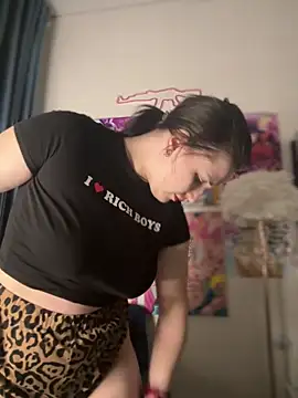 HoneySweetBee online show from April 6, 9:49 pm