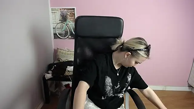 viktoria lovely online show from May 5, 6:27 am