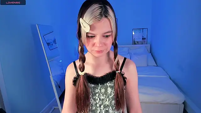 Snapshot of Lil_Amelie chatting on September 12, 2:46 pm Lil Amelie online show from September 12, 2:46 pm