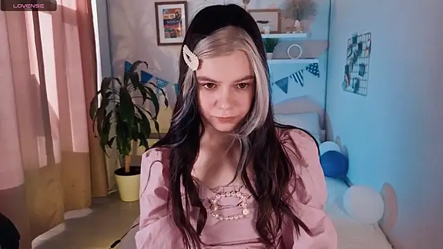 Snapshot of Lil_Amelie chatting on October 1, 7:35 am Lil Amelie online show from October 1, 7:35 am