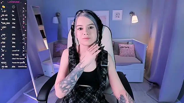 Snapshot of Lil_Amelie chatting on October 15, 8:39 am Lil Amelie online show from October 15, 8:39 am