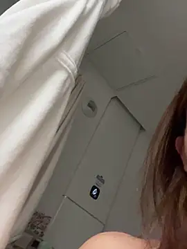 lyajoliee online show from February 2, 6:34 am