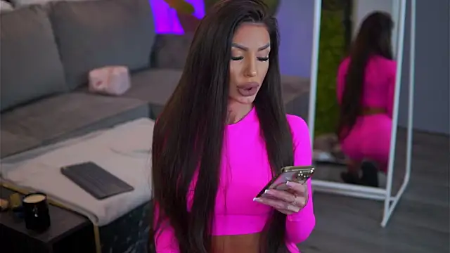 RaquelleVon online show from January 8, 10:30 am