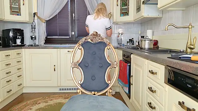 TUNDEROSE1 online show from April 11, 7:45 am