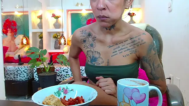 Snapshot of lorenapinto chatting on September 24, 2:21 am lorenapinto online show from September 24, 2:21 am