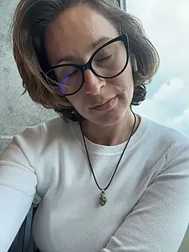 cuddlingbunny online show from April 14, 5:46 pm