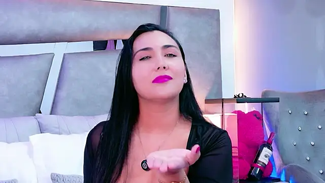 Evangeline Taylorr online show from November 17, 4:30 pm