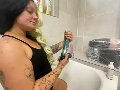 tatted-bitty online show from April 28, 11:52 pm