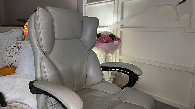 UrLillShy online show from October 31, 1:18 am