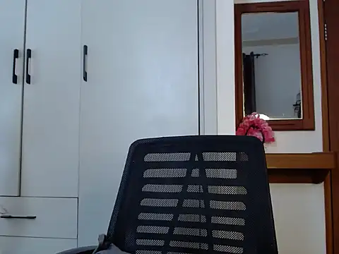 queencydoll online show from February 19, 7:30 am