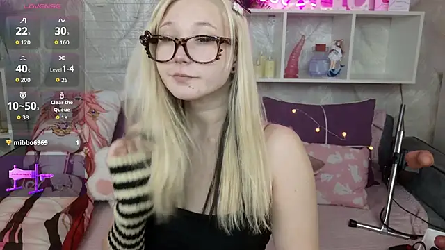 Snapshot of MeowkaKitty chatting on October 11, 1:32 am MeowkaKitty online show from October 11, 1:32 am