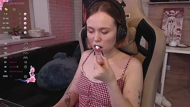 lucy mirror online show from October 15, 9:28 pm