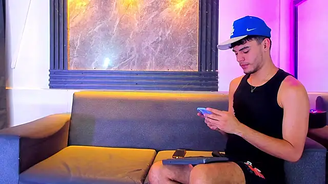 liam genner  online show from November 17, 8:09 pm