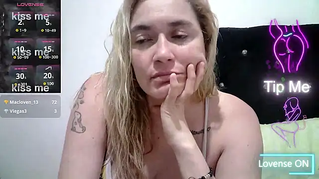 Izury Blondee online show from November 11, 10:40 pm