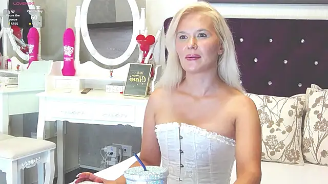 LilyFord online show from July 21, 7:25 pm