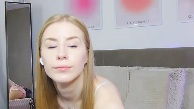 Snapshot of VioletiSwone chatting on September 15, 4:32 am VioletiSwone online show from September 15, 4:32 am
