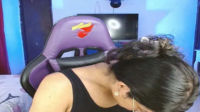 engielphoenis14 online show from December 17, 7:01 am