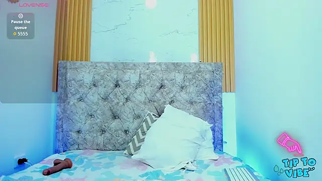 kimdavies1 online show from February 12, 7:59 pm