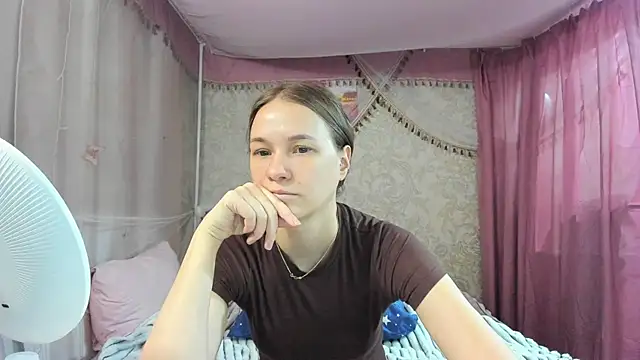 leila bambi  online show from March 25, 4:54 pm