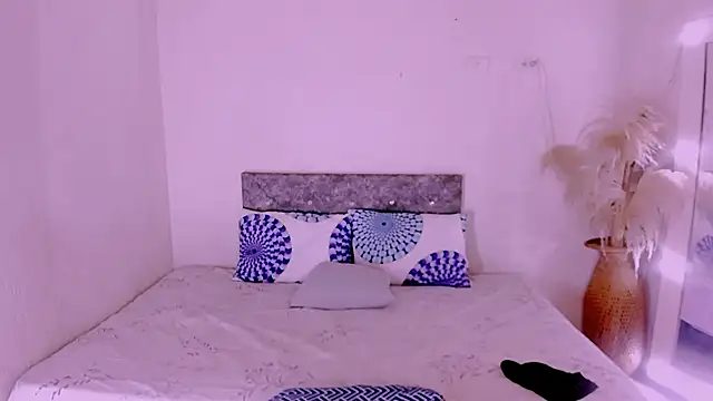 carolinemiller7 online show from May 10, 9:28 pm
