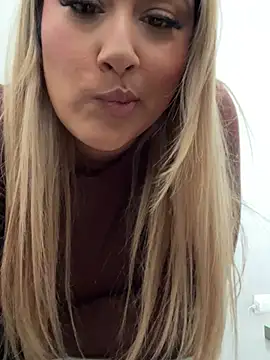 DarianaGuzz online show from February 4, 6:11 pm