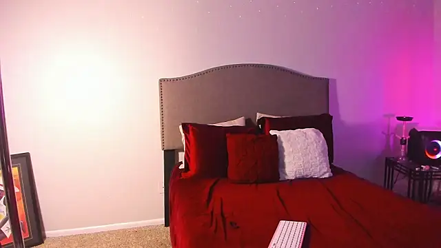 yiauana online show from November 12, 8:45 am