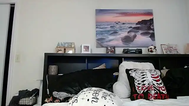 CrystalLakeXO online show from October 2, 6:40 am