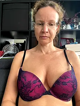Snapshot of AnnikaRose chatting on September 16, 11:40 am AnnikaRose online show from September 16, 11:40 am