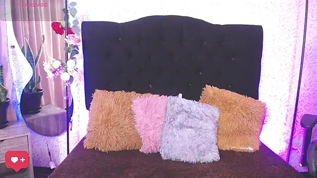 Snapshot of alicee_laurent chatting on October 18, 4:04 am alicee laurent online show from October 18, 4:04 am